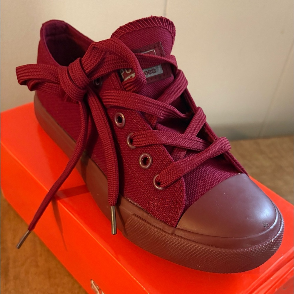 Casual Women's Low-Top Canvas Sneaker in Burgundy